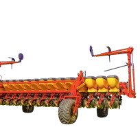 Sembradora de grano fino W630 Super Walter – tolvas individuales amarillas y discos de siembra en bastidor rojo, vista lateral